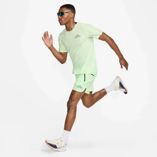 DV9305-376-M-Nike-Dri-FITSolarChaseShort-SleeveRunningTop-frontfullbody_952x952 (2)